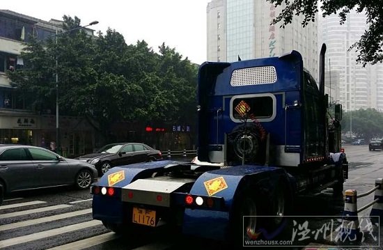 溫州再現土豪婚車隊 擎天柱當頭勞斯萊斯蘭博基尼在后