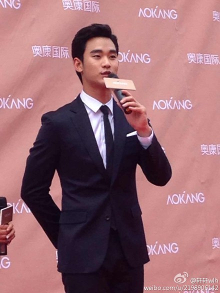 金秀賢出場了腰桿很直