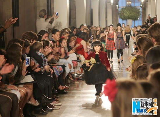 王詩(shī)齡首登國(guó)際t臺(tái)走秀