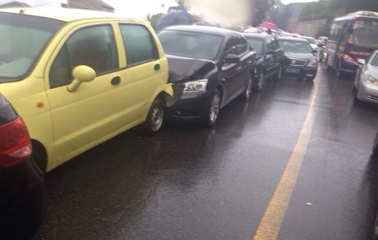 永嘉甌北山背5車連環(huán)追尾