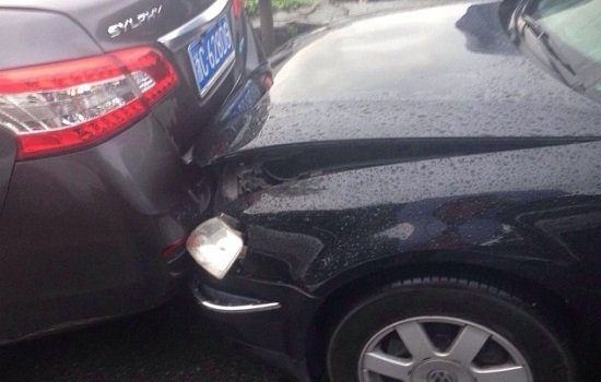 永嘉甌北山背5車連環(huán)追尾