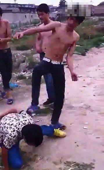 奶西村光背男子群毆少年視頻截圖