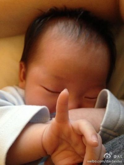 大s曬女兒滿月照 網友發現大s女兒斷掌