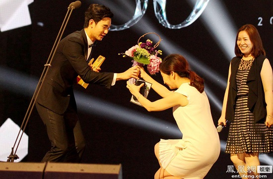陶晶瑩為男神金秀賢頒獎幾乎下跪