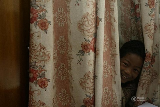 上海老太收養(yǎng)黑人棄嬰 14年后終于上了戶口