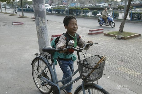 上海老太收養(yǎng)黑人棄嬰 14年后終于上了戶口