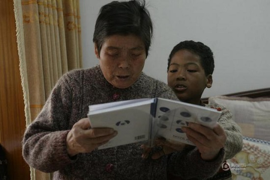 上海老太收養(yǎng)黑人棄嬰 14年后終于上了戶口