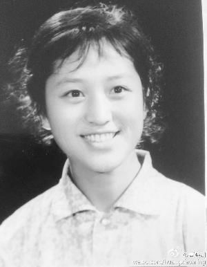 黃曉明曬母親年輕時照片