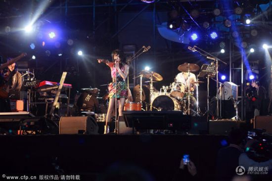 草莓音樂(lè)節(jié)張曼玉唱搖滾