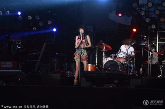草莓音樂(lè)節(jié)張曼玉唱搖滾