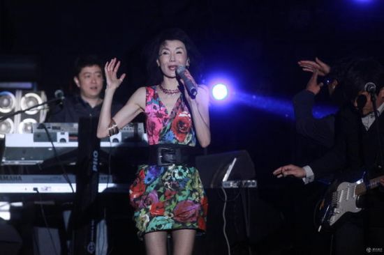 草莓音樂(lè)節(jié)張曼玉唱搖滾