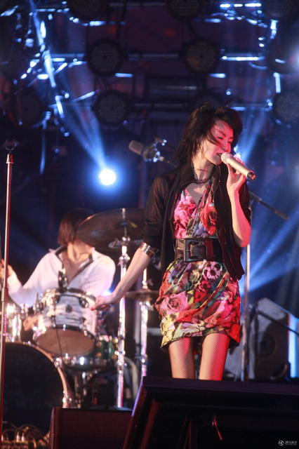 草莓音樂(lè)節(jié)張曼玉唱搖滾