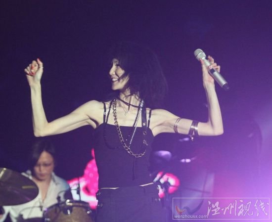 草莓音樂節張曼玉演唱《甜蜜蜜》走音