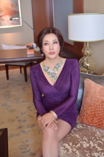 劉曉慶曬美腿照