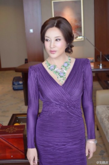 劉曉慶曬美腿照