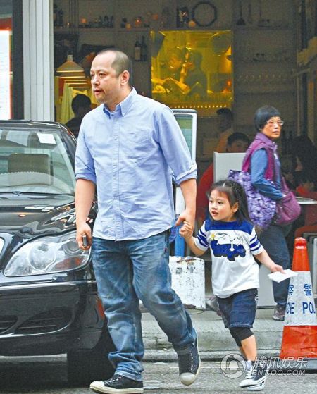 邱淑貞和老公沈嘉偉帶著3個女兒外出用餐