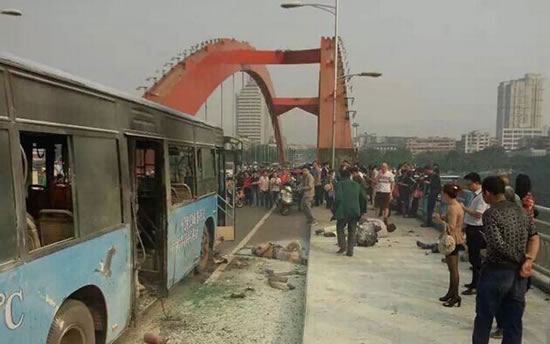 宜賓公交車自燃