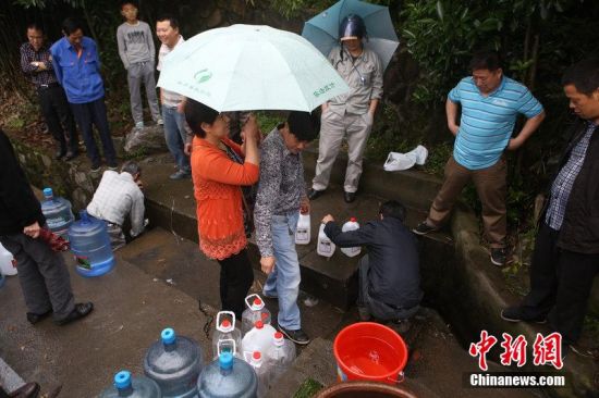 富春江水污染杭州市民擔心杭州停水忙囤水