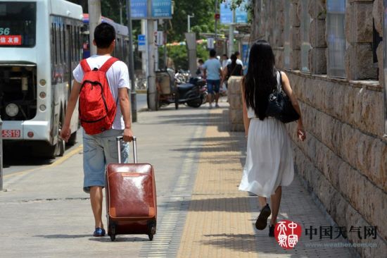 鄭州入夏后迎來高溫日,5月20日最高溫36.5℃。