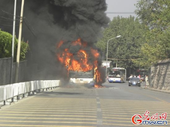 北京香山公交車自燃