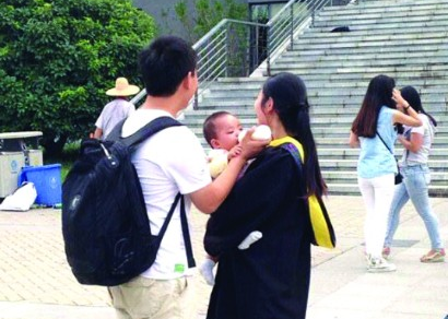 女生帶寶寶拍畢業照