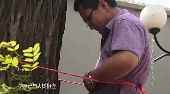 舌尖上的方面便視頻 大學生自制泡面舌尖