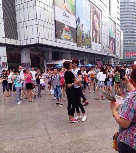 成都春熙路男男接吻大賽