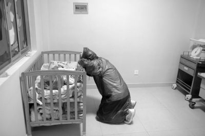 父親跪地磕頭對(duì)不起女兒