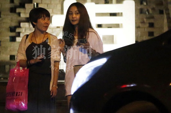 姚笛素顏現(xiàn)身餐廳吃飯 看上去心情不錯(cuò)