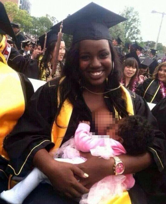 女大學(xué)生畢業(yè)當(dāng)眾哺乳