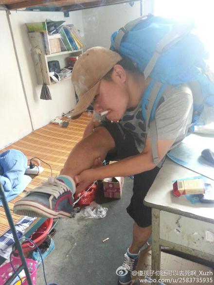 用腿開槍網絡爆紅