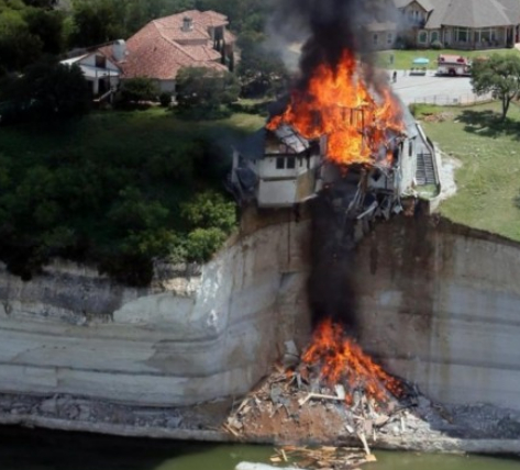 美國富豪燒自家豪宅