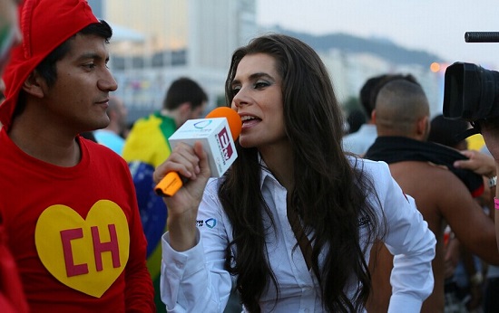 墨西哥美女主播采訪球迷險走光