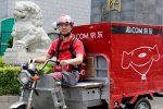 劉強東送快遞 6月18日京東大促劉強東變身快遞哥