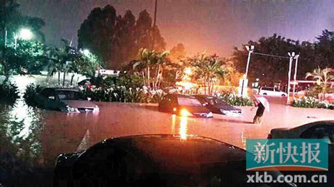 廣州暴雨致火車站前成泳池 乘客頂行李進站(圖)