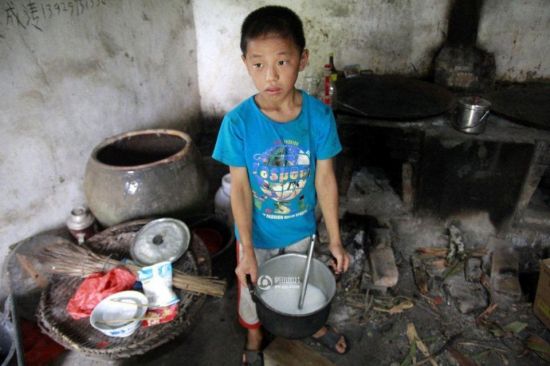 廣東孤兒獨自在廟里生活