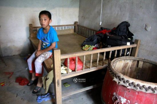 廣東孤兒獨自在廟里生活