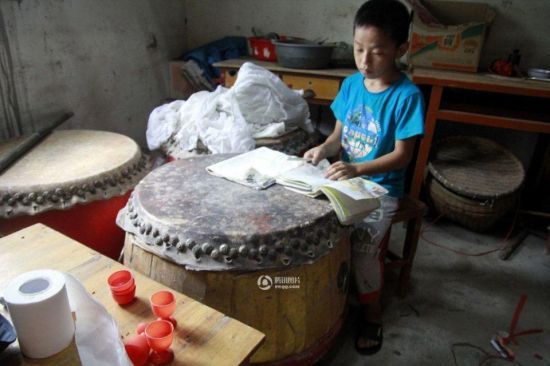 廣東孤兒獨自在廟里生活