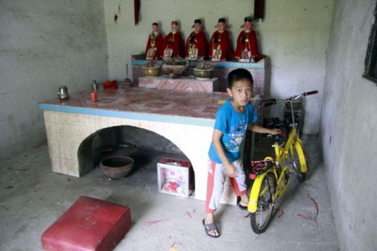 廣東孤兒獨自在廟里生活