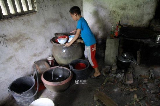 廣東孤兒獨自在廟里生活