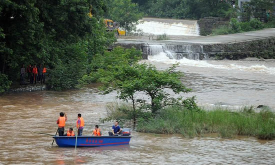 重慶暴雨沖走轎車