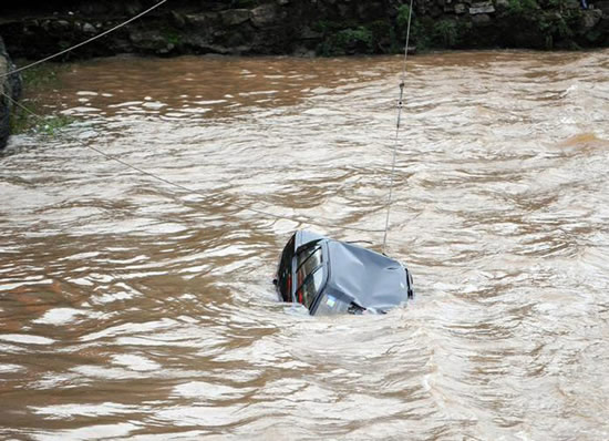 重慶暴雨沖走轎車