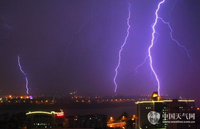 南寧雷陣雨:南寧夜空的閃電