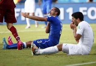 蘇亞雷斯咬人圖片