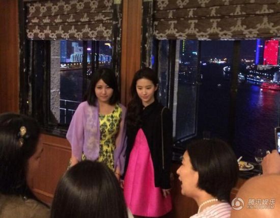 劉亦菲和干爹陳金飛同現身