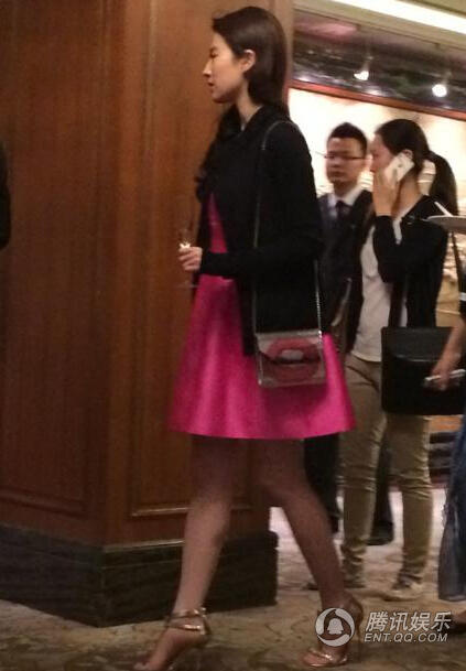 劉亦菲和干爹陳金飛同現身