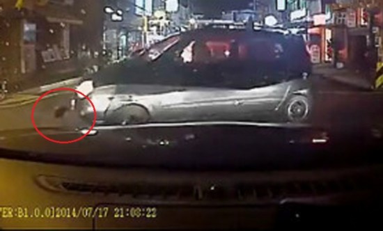 碰瓷男慘遭女司機徑直碾軋