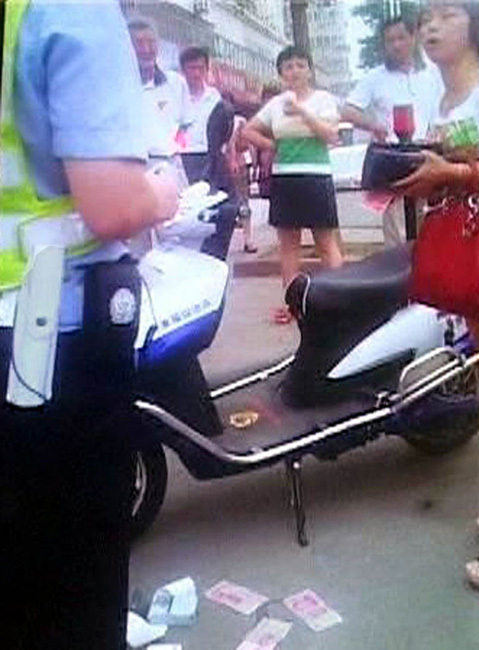 女車主鈔票扔交警羞辱人 市民看不下去報警
