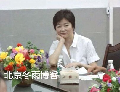 林青霞現身中學做演講秀書法