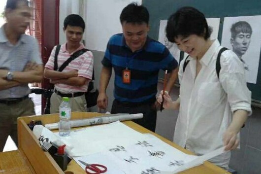 林青霞現身中學做演講秀書法